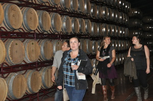 La misión durante su visita a la bodega Grandes Vinos y Viñedos La misión durante su visita a la bodega Grandes Vinos y Viñedos