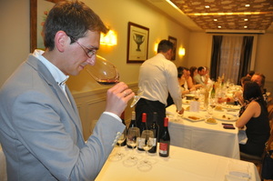 El sumiller Raúl Igual prepara la cata de los Vinos de las Piedras para la misión El sumiller Raúl Igual prepara la cata de los Vinos de las Piedras para la misión