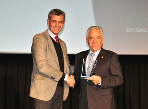01 El director de Heraldo de Aragón, Mikel Iturbe, entregó el Premio CMG a Santiago Gracia, propieta 01 El director de Heraldo de Aragón, Mikel Iturbe, entregó el Premio CMG a Santiago Gracia, propieta
