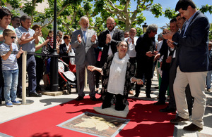 Luisa Gavasa tras plasmar sus manos en el Paseo de las Estrellas de Cariñena Luisa Gavasa tras plasmar sus manos en el Paseo de las Estrellas de Cariñena
