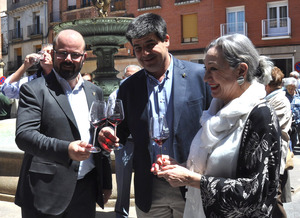 Sergio Ortiz (alcalde y presidente Comarca Cariñena), Antonio Ubide (presidente DOP Cariñena) y la a Sergio Ortiz (alcalde y presidente Comarca Cariñena), Antonio Ubide (presidente DOP Cariñena) y la a