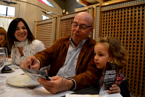Tres generaciones disfrutando con las Sorpresas en el restaurante Tres generaciones disfrutando con las Sorpresas en el restaurante
