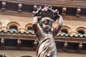 De la Fuente de la Mora manan durante la jornada miles de litros de vino De la Fuente de la Mora manan durante la jornada miles de litros de vino