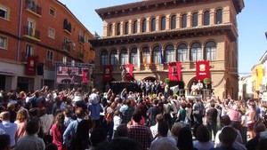 El público abarrotó la plaza de España de Cariñena y algunas calles adyacentes El público abarrotó la plaza de España de Cariñena y algunas calles adyacentes