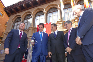 José Ramón de la Morena enciende la Fuente de la Mora junto a Soro, Casamitjana, Guillén y Olona José Ramón de la Morena enciende la Fuente de la Mora junto a Soro, Casamitjana, Guillén y Olona