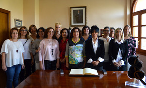 Cristina del Valle y María Victoria Broto con mujeres de Cariñena tras la firma en el Libro de Honor Cristina del Valle y María Victoria Broto con mujeres de Cariñena tras la firma en el Libro de Honor