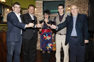 Claudio Herrero, Ignacio Casamitjana, Lucía Camón, Celino Gracia y José Luis Campos brindan con El V Claudio Herrero, Ignacio Casamitjana, Lucía Camón, Celino Gracia y José Luis Campos brindan con El V