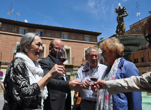 Luisa Gavasa, a la izquierda, protagonizó el brindis del I Día Movimiento Vino D.O. en Cariñena el p Luisa Gavasa, a la izquierda, protagonizó el brindis del I Día Movimiento Vino D.O. en Cariñena el p