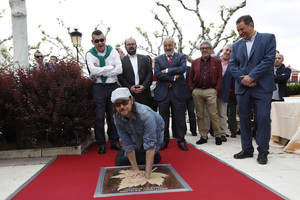 03 Santiago Segura ha impuesto sus manos en el Paseo de las Estrellas de Cariñena 03 Santiago Segura ha impuesto sus manos en el Paseo de las Estrellas de Cariñena