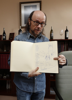 04 Divertida firma de Santiago Segura en el Libro de Oro de la DOP Cariñena 04 Divertida firma de Santiago Segura en el Libro de Oro de la DOP Cariñena