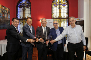 El consejero de la DGA, Joaquín Olona, y el presidente de la DOP Cariñena, Ignacio Casamitjana, y ot El consejero de la DGA, Joaquín Olona, y el presidente de la DOP Cariñena, Ignacio Casamitjana, y ot