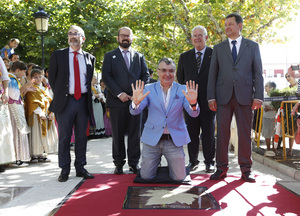 Manuel Vilas, tras imponer sus manos en el Paseo de las Estrellas de Cariñena Manuel Vilas, tras imponer sus manos en el Paseo de las Estrellas de Cariñena