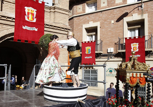 Pisado de las uvas para obtener el primer mosto, con el Santo Cristo de Santiago a la derecha Pisado de las uvas para obtener el primer mosto, con el Santo Cristo de Santiago a la derecha
