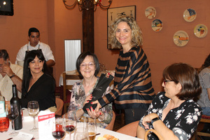 Entrega del premio de una botella de Vino de las Piedras Entrega del premio de una botella de Vino de las Piedras