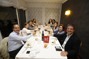Un grupo disfrutando de la cena maridada con El Vino de las Piedras Un grupo disfrutando de la cena maridada con El Vino de las Piedras