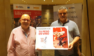 José Luis Campos, director de Comunicación de la DOP Cariñena, y el ganador del premio Alberto Viñad José Luis Campos, director de Comunicación de la DOP Cariñena, y el ganador del premio Alberto Viñad