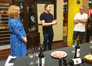 La responsable de Exportación Eva Roy, El enólogo Jorge Barbería y el periodista gastronómico José L La responsable de Exportación Eva Roy, El enólogo Jorge Barbería y el periodista gastronómico José L