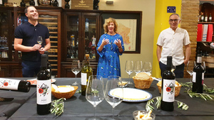 El enólogo Jorge Barbería, la responsable de Exportación Eva Roy el periodista gastronómico José Lui El enólogo Jorge Barbería, la responsable de Exportación Eva Roy el periodista gastronómico José Lui