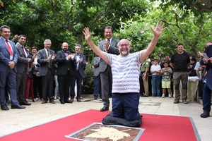 Antón Castro tras imponer sus manos en el Paseo de las Estrellas Antón Castro tras imponer sus manos en el Paseo de las Estrellas