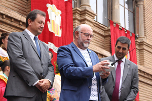 Antón Castro enciende la Fuente del Vino (1) Antón Castro enciende la Fuente del Vino (1)