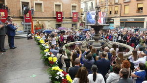 Antón Castro enciende la Fuente del Vino (2) Antón Castro enciende la Fuente del Vino (2)