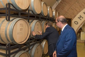 2 El ministro y el presidente aragonés firman en las barricas de la bodega 2 El ministro y el presidente aragonés firman en las barricas de la bodega