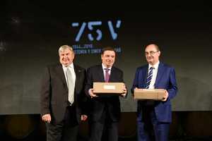 5 El ministro Luis Planas y el presidente Javier Lambán con el vino 500 Manos entregado por José Ant 5 El ministro Luis Planas y el presidente Javier Lambán con el vino 500 Manos entregado por José Ant