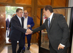 5 El ministro Luis Planas saluda la presidente Ignacio Casamitjana en presencia del presidente arago 5 El ministro Luis Planas saluda la presidente Ignacio Casamitjana en presencia del presidente arago