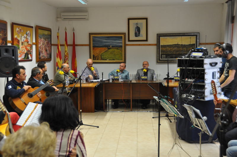 El programa “a vivir aragón” de la cadena ser visita el ayuntamiento de longares para hablar con los responsables de bodegas covinca