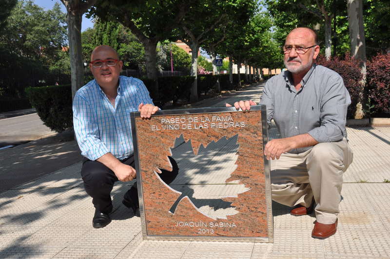 La D.O.P. Cariñena instaura, con motivo de la ruta de verano, el ”paseo de la fama del vino de las piedras”, que estrenará el próximo sábado joaquín sabina