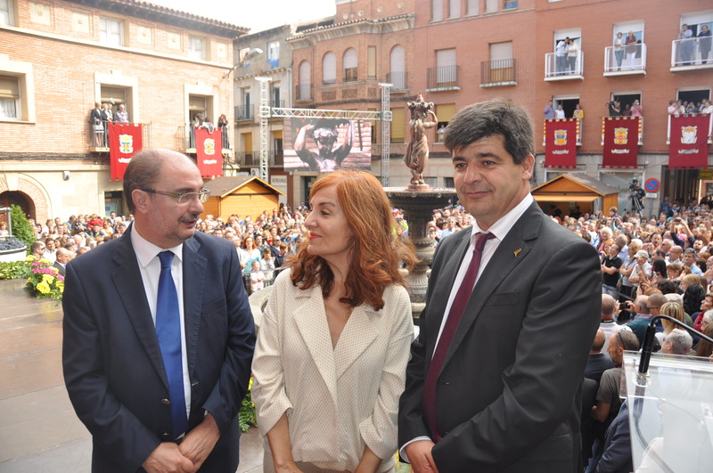 Javier Lambán y Elvira Lindo celebran la 50ª fiesta de la vendimia destacando que el vino de las piedras es sinónimo de “felicidad”