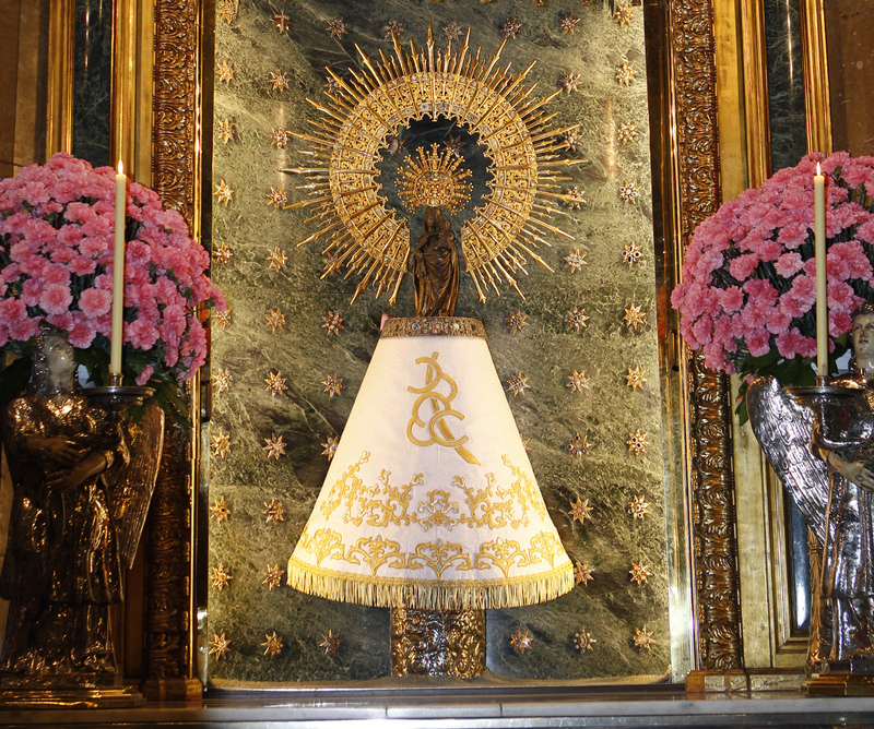 La Virgen del Pilar de Zaragoza luce por primera vez el manto donado por la D.O.P. Cariñena