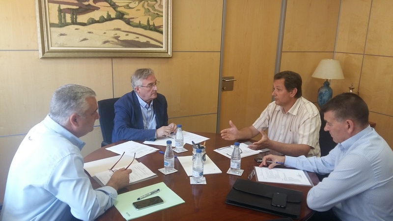 El Gobierno de Aragón y la D.O.P. Cariñena impulsarán medidas para mitigar los daños de los conejos en los cultivos