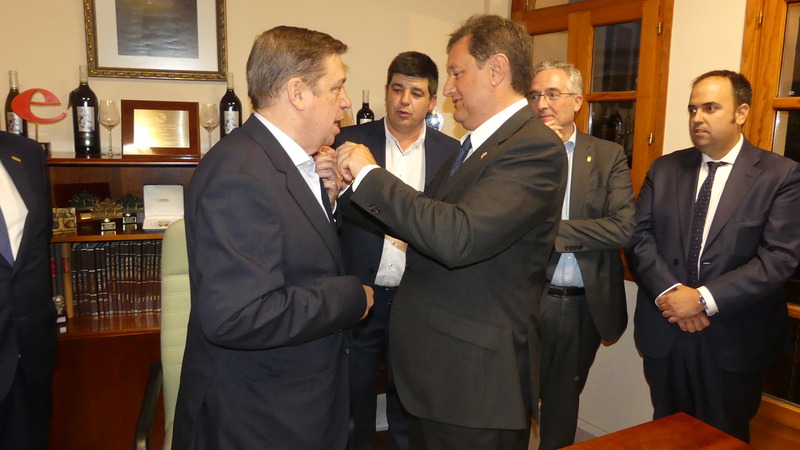 El ministro de agricultura, Luis Planas, recibe la insignia de oro del consejo regulador