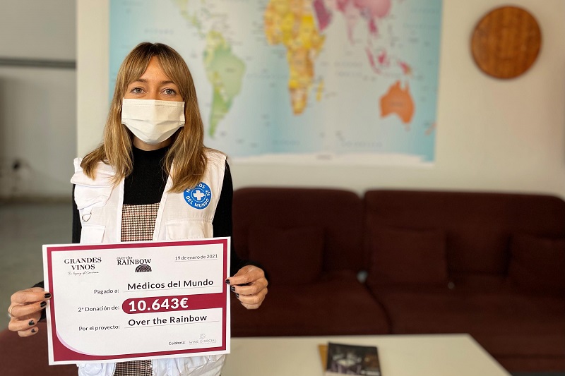 Susana Atienza, de Médicos del Mundo, recoge uno de los cheques