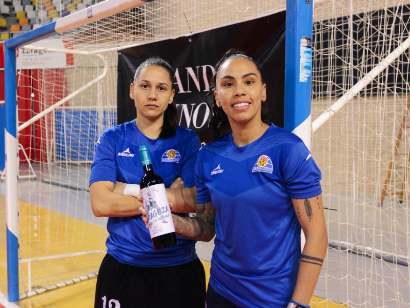 Jugadoras del Sala Zaragoza con el Vino oficial Un Vino de Primera