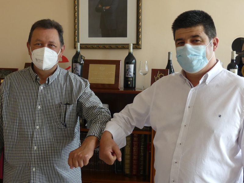 Antonio Ubide derecha con el anterior presidente de la Denominacion Carinena Ignacio Casamitjana