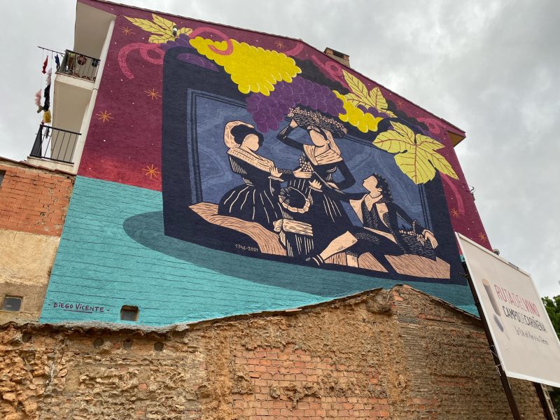 El mural La Vendimia realizado por el artista Diego Vicente luce ya junto a la sede de la DOP Carinena
