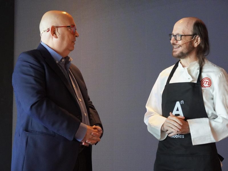 Jose Luis Campos y Santiago Segura con el delantal de Aragon Alimentos Nobles