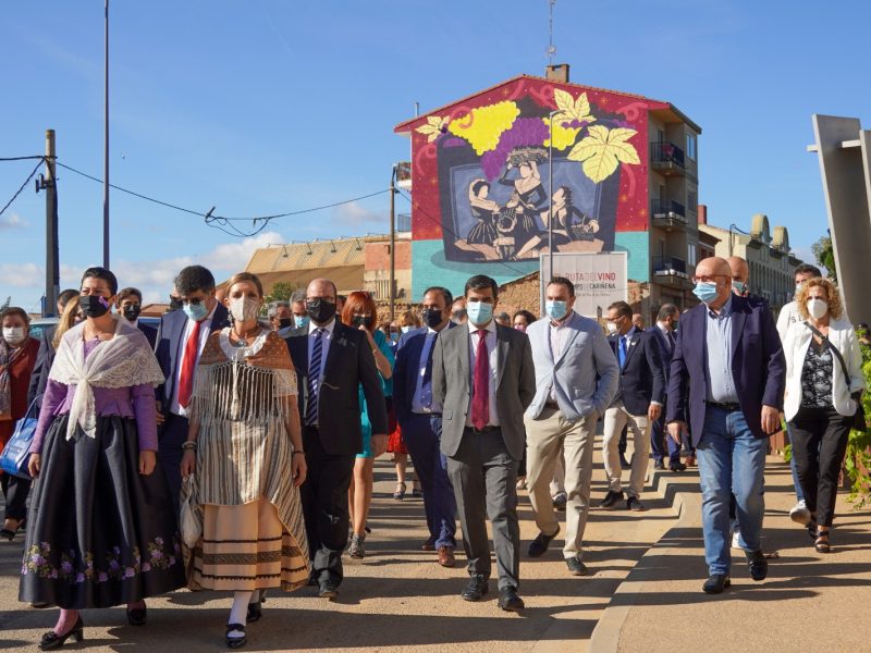 La comitiva con el nuevo mural sobre La Vendimia al fondo