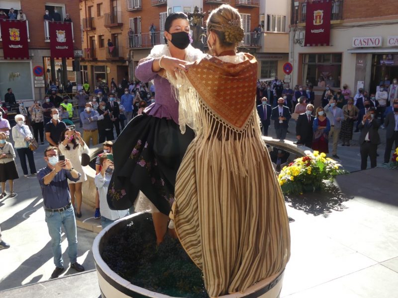 Pisado de las uvas por dos vecinas de Cosuenda