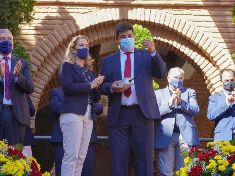 Theresa Zabell enciende la Fuente de la Mora junto a Antonio Ubide