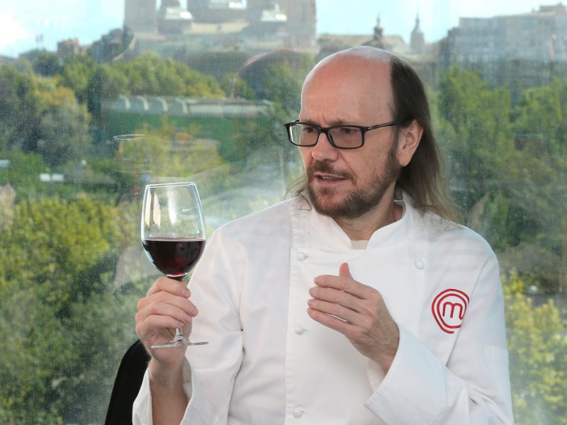 Santiago Segura catando un Vino de las Piedras de la DOP Carinena en un restaurante de Zaragoza 2