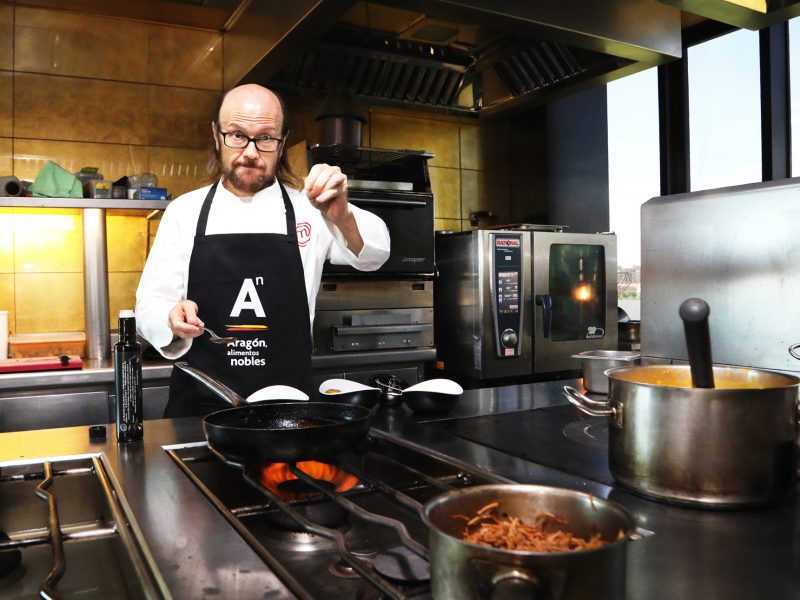 Santiago Segura con la chaqueta de MasterChef y el delantal de Aragon Alimentos Nobles