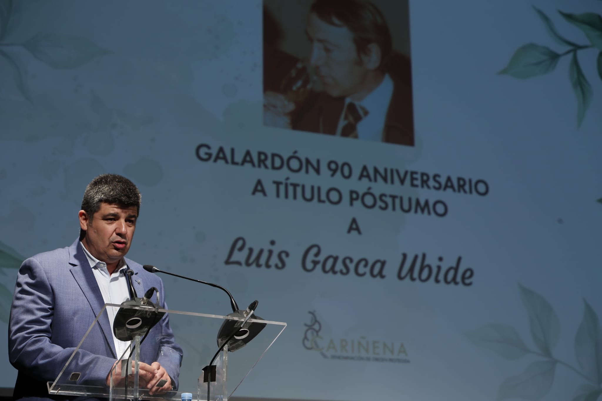 Homenaje de la DOP Carinena a Luis Gasca 2 Antonio Ubide presidente de la DOP Carinena