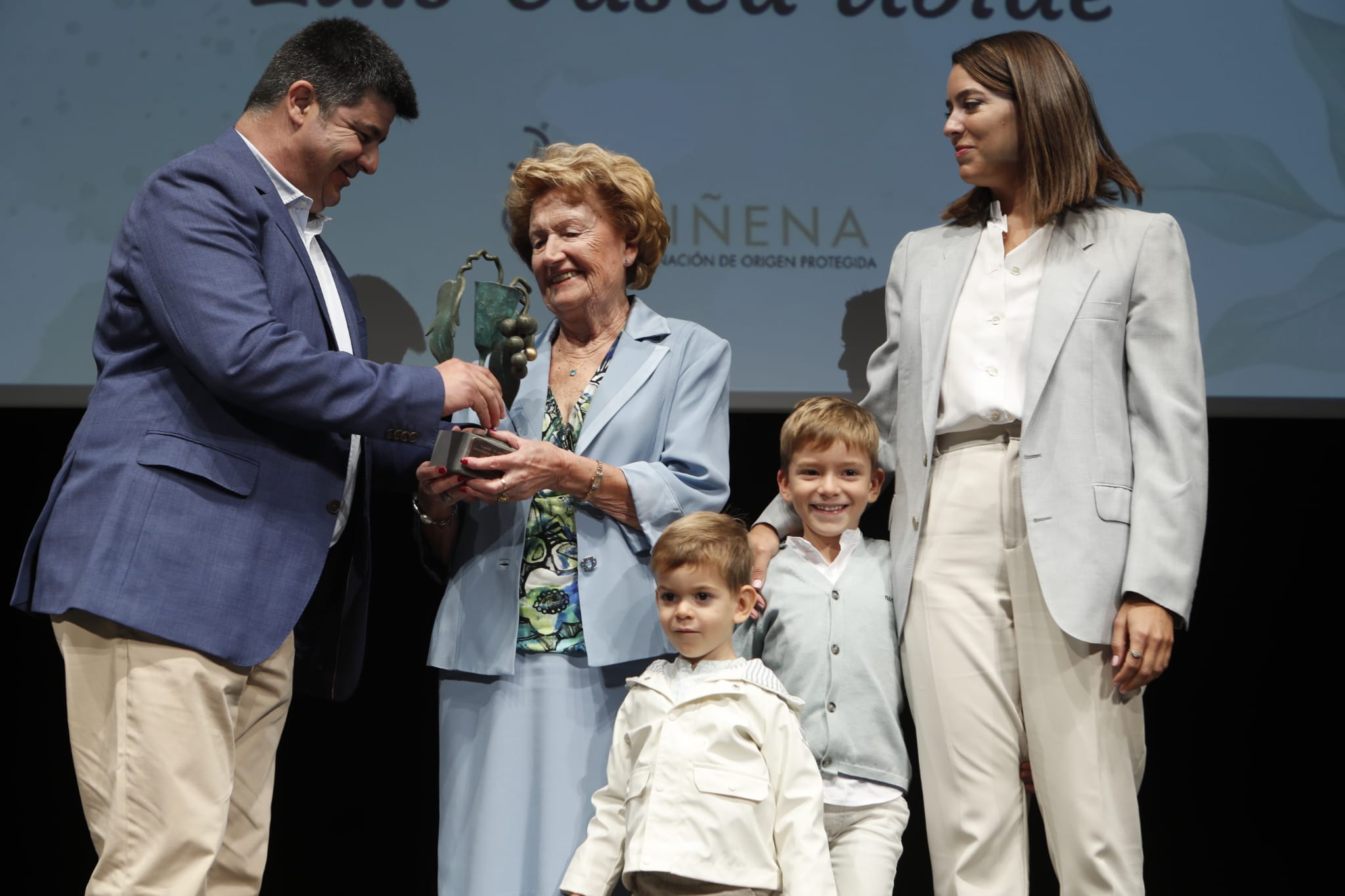 Homenaje de la DOP Carinena a Luis Gasca 4 Ubide entrega galardon a la viuda Maria Pilar Gimeno su nieta y bisnietos