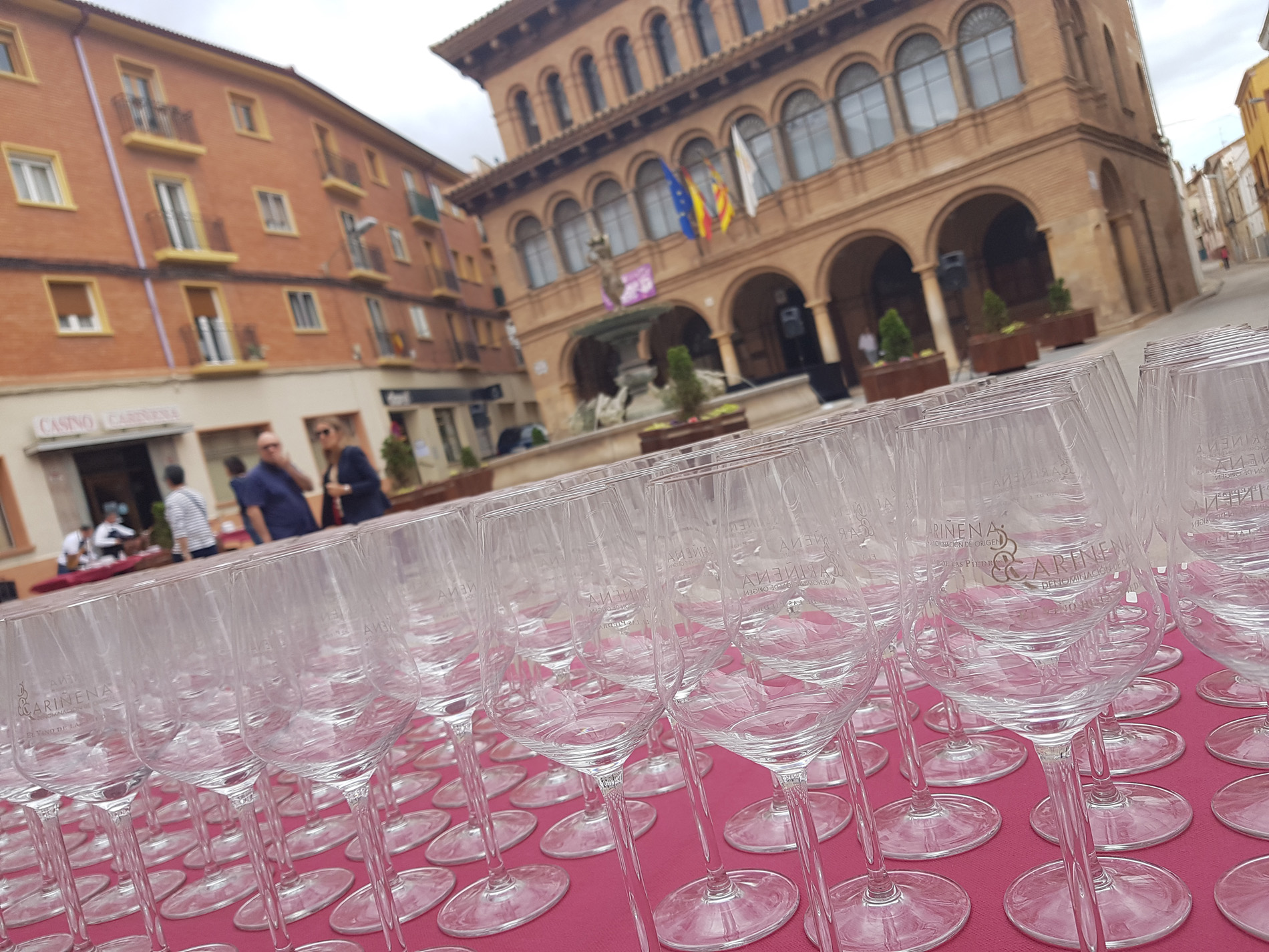 Copas de vino preparadas para acoger el brindis del Dia Movimiento DO en Carinena