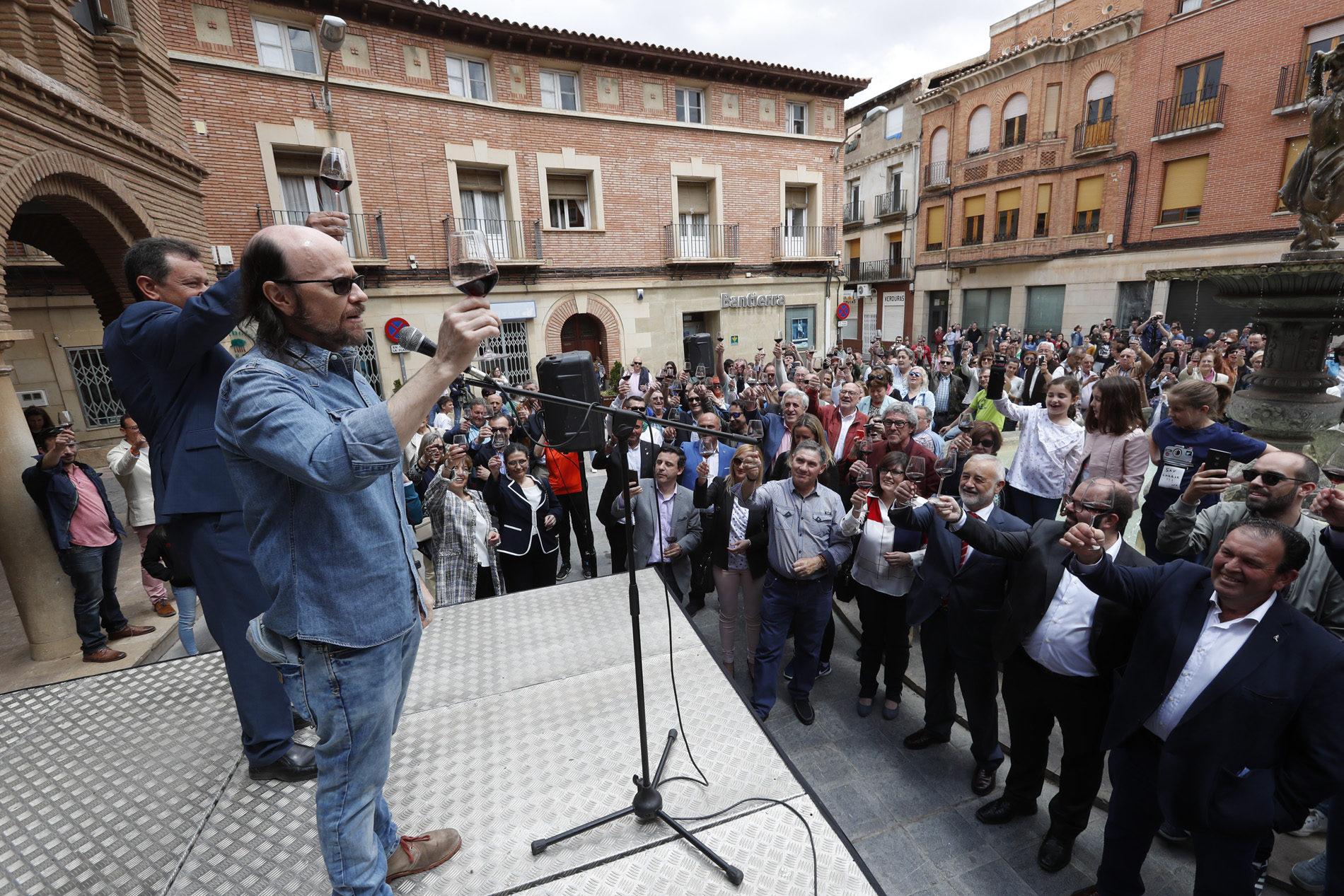 El cineasta Santiago Segura dirigio el brindis del Dia Movimiento DO en Carinena en 2018