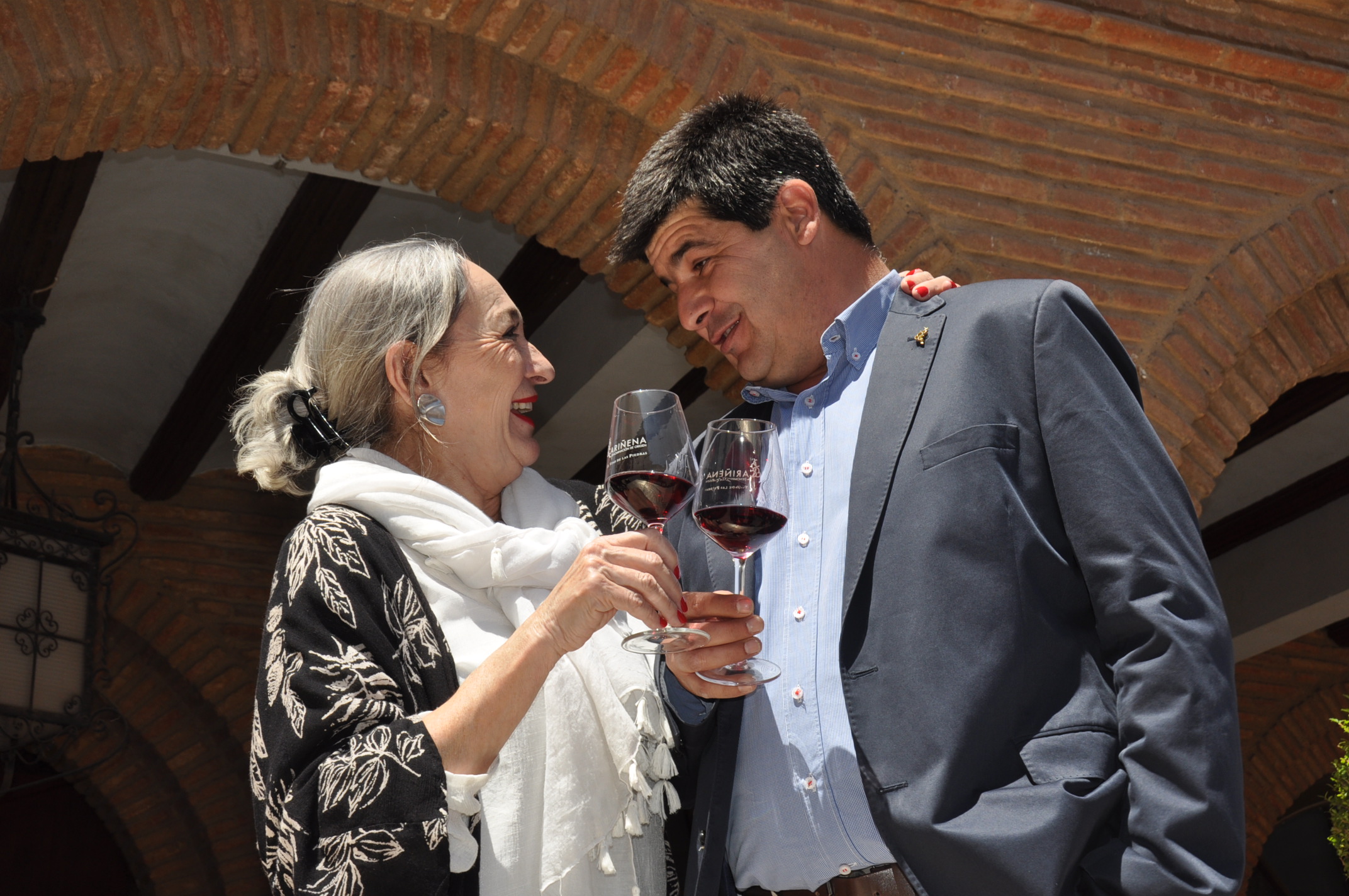 La actriz Luisa Gavasa y Antonio Ubide presidente DOP Carinena en el brindis de DIA MOVIMIENTO VINO DO 2017
