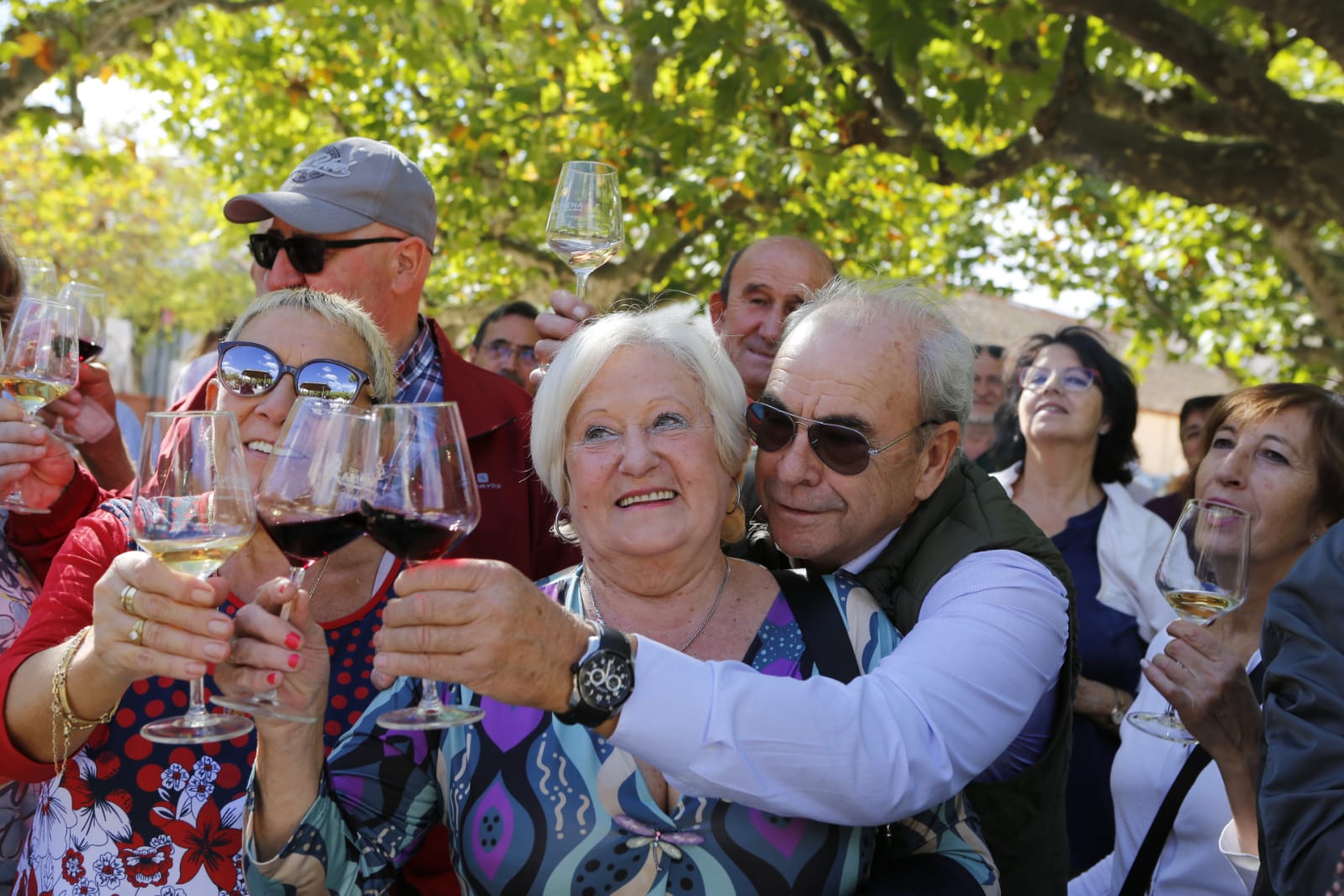 Participantes en el brindis